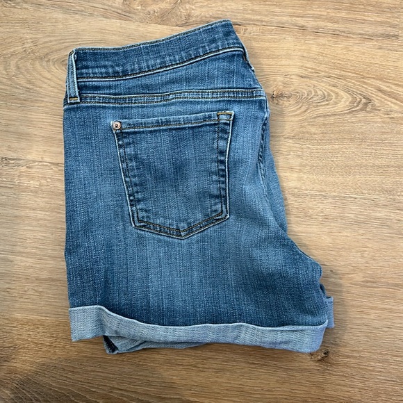 7 for All Mankind roll-hem denim shorts size 30 - Picture 3 of 7